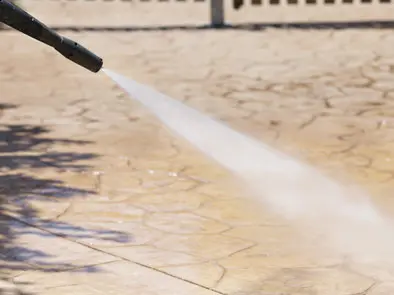 Lavando el hormigón impreso usando agua de alta presión Lavando el hormigón impreso usando agua de alta presión