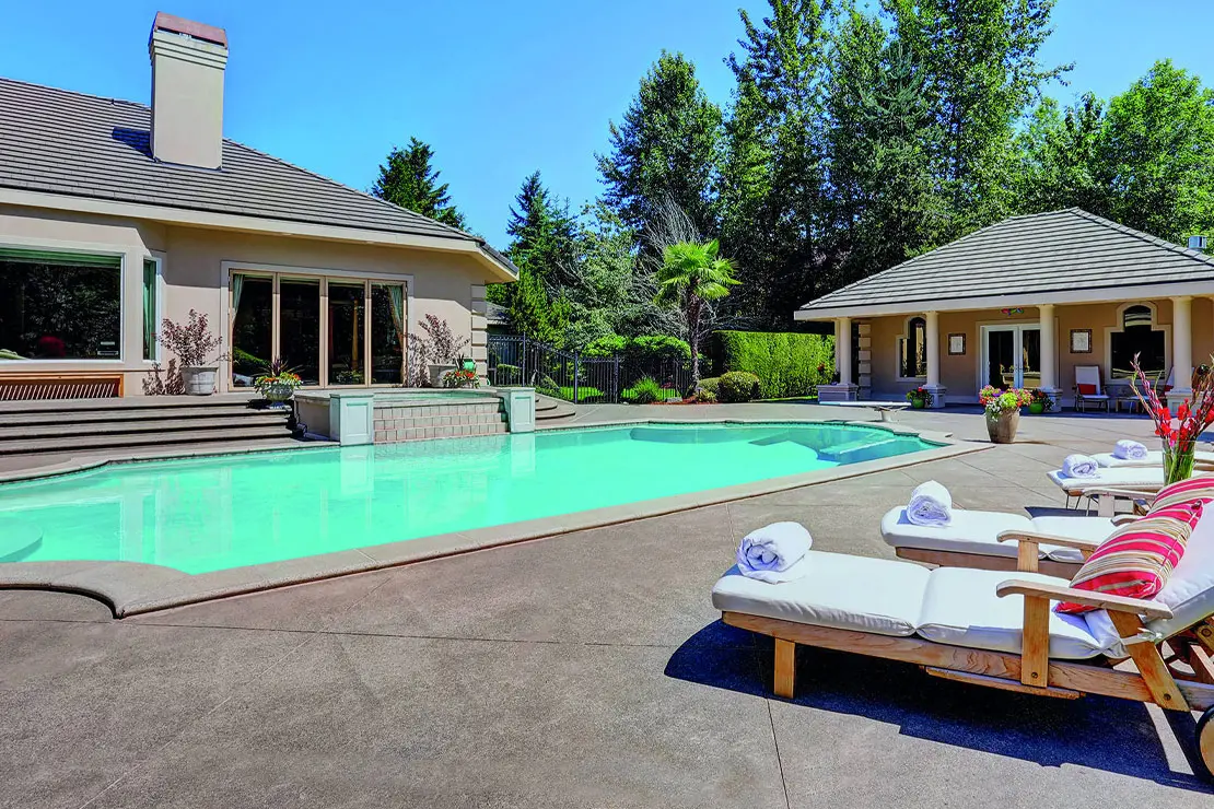 Propiedad con impresionante piscina revestida con hormigón impreso. Propiedad con impresionante piscina revestida con hormigón impreso.